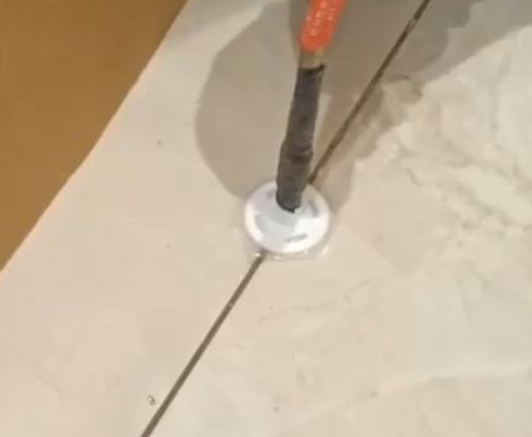 顺庆瓷砖空鼓维修公司专业解答瓷砖在铺贴过程中，如果没有涂抹均匀到位的粘结材料（如水泥砂浆或瓷砖胶），可能会导致以下问题