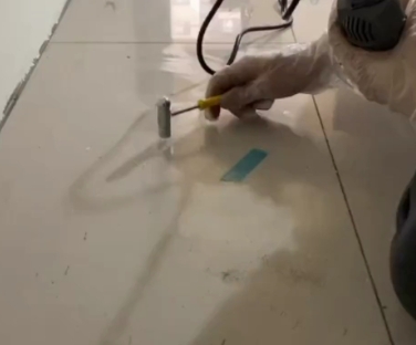 顺庆瓷砖开裂维修公司专业分享瓷砖在铺贴前如果没有沥干水分，将会导致以下问题